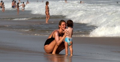 7abr2013---de-maio-preto-a-atriz-leticia-birkheuer-brinca-com-filho-joao-guilherme-de-fralda-na-praia-de-ipanema-na-zona-sul-do-rio-o-menino-e-fruto-do-casamento-de-leticia-1365369074429_956x500